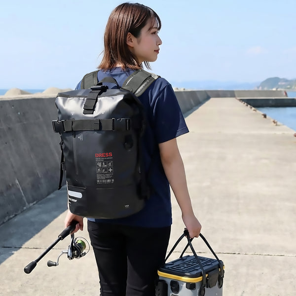 dressfishing's tweet photo. 【再入荷のお知らせ】
DRESS 防水リュック 🎒

欠品していた防水リュックが再入荷しました！
雨や汚れに強いターポリン生地で、釣り・アウトドアの相棒におすすめです。

推しポイント✅
・水が入りにくいロールトップ仕様
・Dリング付きでギアの取り付けがしやすい
・簡易ロッドホルダー装備（パックロッド／ランディングシャフト対応）
・チェストベルト／ウエストベルト標準装備で安定感◎
・内側メッシュポケットで小物整理
・リフレクター付きで暗所でも安心
・容量：約25L

▼商品ページはこちら（在庫・詳細）
https://t.co/SpL0oyAOVk

#DRESS #防水リュック #釣り #アウトドア #ターポリン #ロールトップ #釣りバッグ #渓流釣り #ライトゲーム #キャンプ #雨の日対策