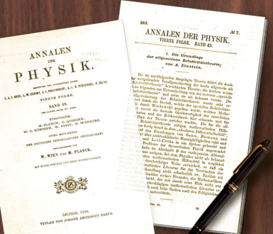 mariobianchi18's tweet image. Il #20marzo 1916 #AlbertEinstein pubblica sulla storica rivista Annalen der Physik la sua teoria della #relativitàgenerale, affermando che lo spazio-tempo viene curvato in presenza di una massa. Gli effetti della sua ricerca sul mondo della fisica saranno del tutto rivoluzionari.