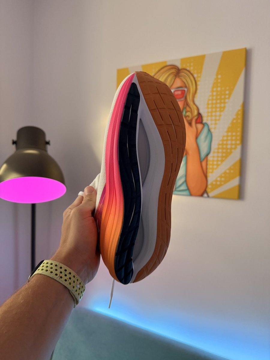 Poledních 12 let jsem si na běhání 🏃‍♂️ vybíral výhradně Adidas běžecké modely 👟 (naposled Ultraboost 5). Letošní nabídka na Adidas mne ale příliš nezaujala, tak jsem zkusil změnu a obul tyhle krásky od Mizuno 😎 A musím říct, že je to obrovský rozdíl 🤩