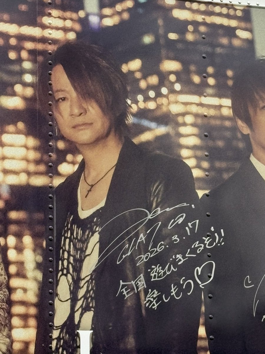 ZHENGALI's tweet photo. 宇都宮始まるよー
初GLAY

#GLAY https://t.co/sCOtJnSysO