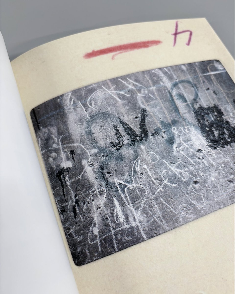 -

LGSA by EIOS 新管理資料

ニューヨークの壁
猪熊弦一郎

写真編集をご担当された鈴木理策さんに、ご寄贈いただきました。

猪熊弦一郎が1950年代後半から60年代にかけてニューヨークの壁を撮影した写真を収録した一冊です。

<a href="/risakusuzukih13/">鈴木理策</a> 
<a href="/mimoca_jp/">丸亀市猪熊弦一郎現代美術館 MIMOCA</a>