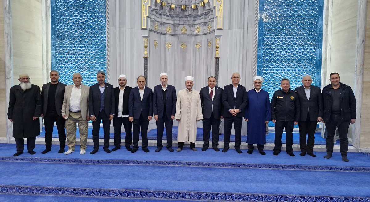 Valimiz Sn <a href="/Valiavnicakir/">Avni Çakır</a> ,il protokolümüz ve kıymetli hemşehrilerimizle birlikte bayram namazını İmam Şafii Camii’nde eda ederek namazın ardından vatandaşlarımızla bayramlaştık.

Rabbim bizlere birlik ve beraberlik içinde nice bayramlar görmeyi nasip etsin inşallah.