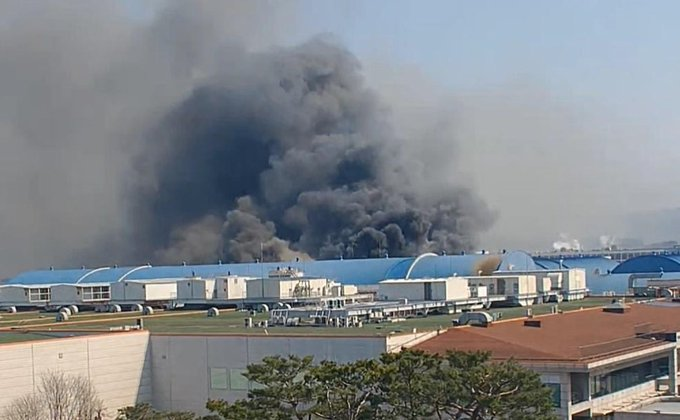 Daily_Briefs_'s tweet image. 🇰🇷 Fire at Factory in Munpyeong-dong, South Korea

Major #Fire broke out at an industrial #factory in Munpyeong-dong, #Daejeon

Injuring 50 people- 35 critically from burns &amp;amp; smoke inhalation

PM Kim Min-seok ordered emergency response

#이디야_포켓몬 #방탄소년단 #ตี๋ลี่เร่อปา