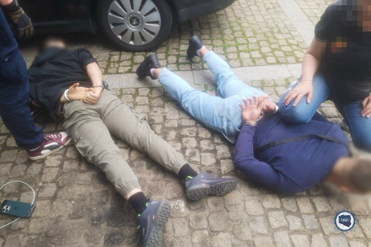 niebezpiecznik's tweet photo. Zupełnie nam nie przykro. Brawo @PolicjaCBZC 👏 grupa oszustów okradając Polaków metoda na pracownika banku została rozbita. Zatrzymano 60 osób, w tym zrekrutowanych po ogłoszeniach wybieraków. 

Śledztwo prowadzone jest pod nadzorem Prokuratury Okręgowej w Katowicach. https://t.co/glbxXWcVCU