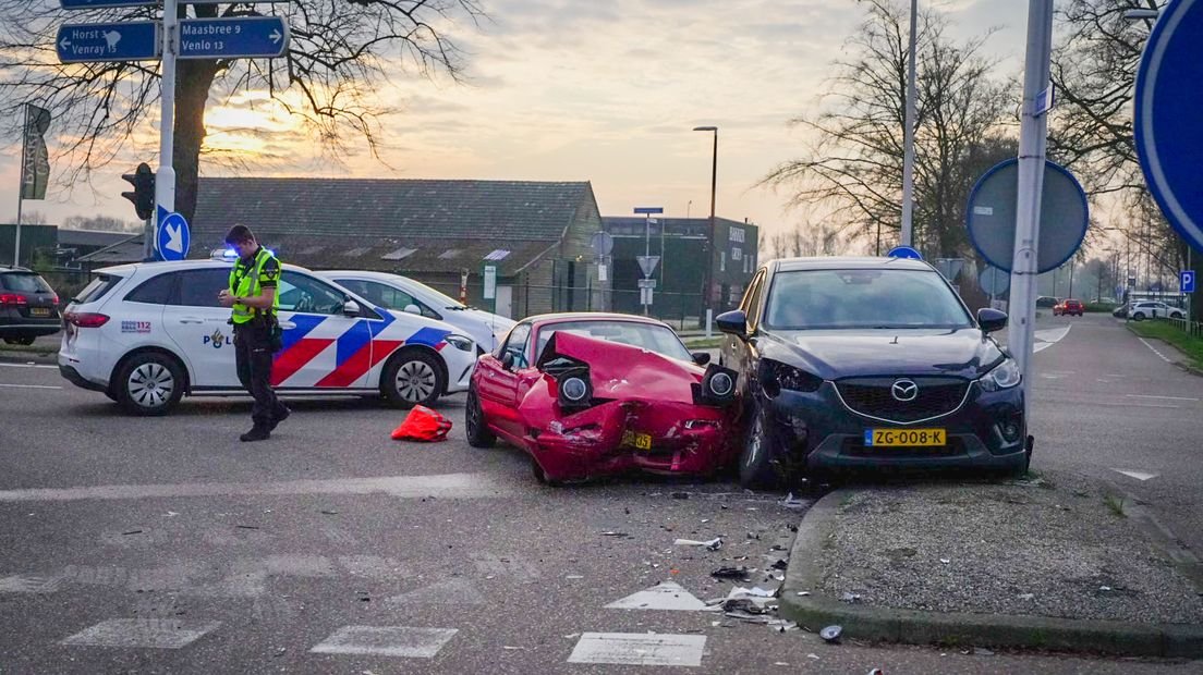Twee auto's zwaar beschadigd na botsing in Hegelsom