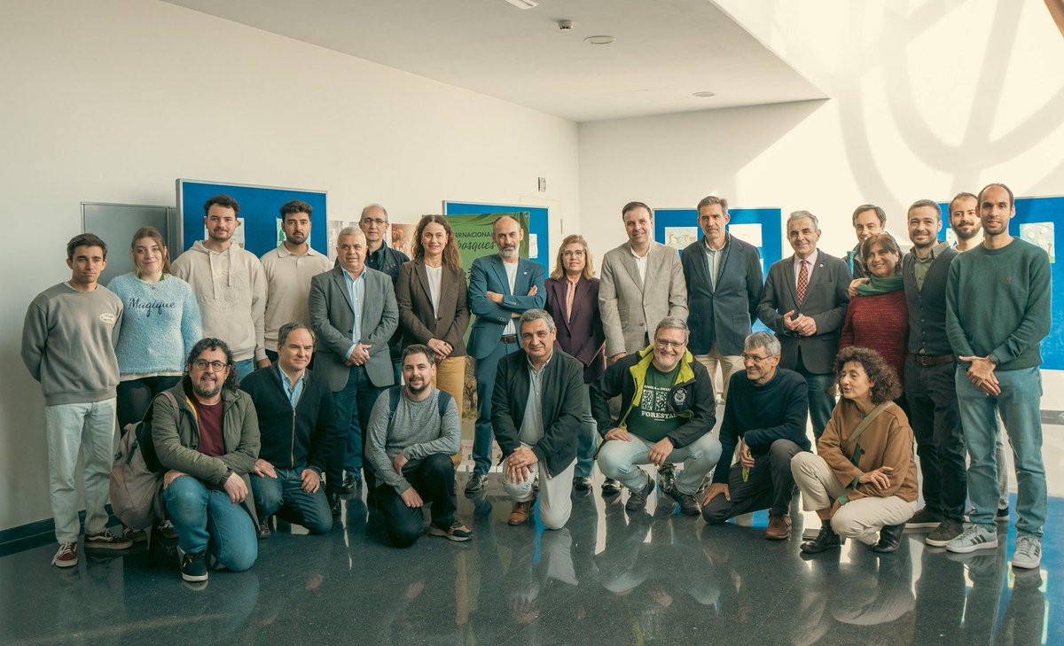 jpicos13's tweet photo. Ayer celebrando el Dia Internacional de los Bosques con los compañeros #Forestales de la @etsi_uhu 
#ForestDay  🌳🌳🌲🌳 https://t.co/ZDMXc93Ihv
