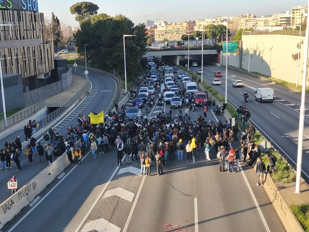 Comença una jornada de #VagaEducativa que serà històrica! 

Talls de carretera arreu! Tots els accessos de Barcelona bloquejats! 

Prou menyspreu al personal educatiu! Govern, seu a negociar!