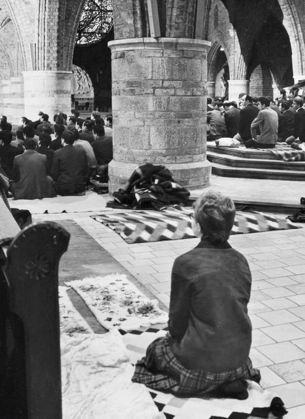 diaspora_turk's tweet photo. O yıllarda cami olmadığı için bayram namazını St. Jacobs Kilisesi'nde kılan Türk işçiler ve sessizce onları izleyen Hollandalı kadın... (1971, Enschede) #iyibayramlar https://t.co/1Hutq16V0P