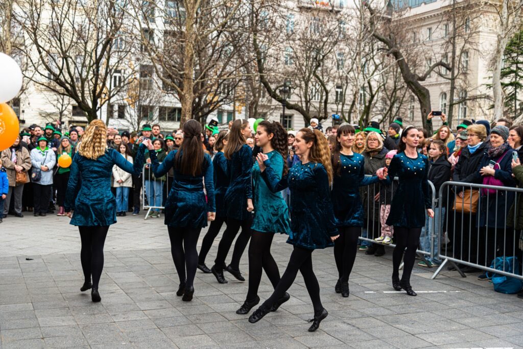 IrlAmbHungary's tweet image. Looking forward to joining fellow patriots at Szabadság Tér this Sunday as we celebrate #StPatricksDay (a little late) with a brilliant festival of Irish music, dance, food &amp;amp; drink, ending in a parade by the Danube’s banks. Köszi &amp;amp; kudos to @IHBCircle. stpatricksdaybudapest.com