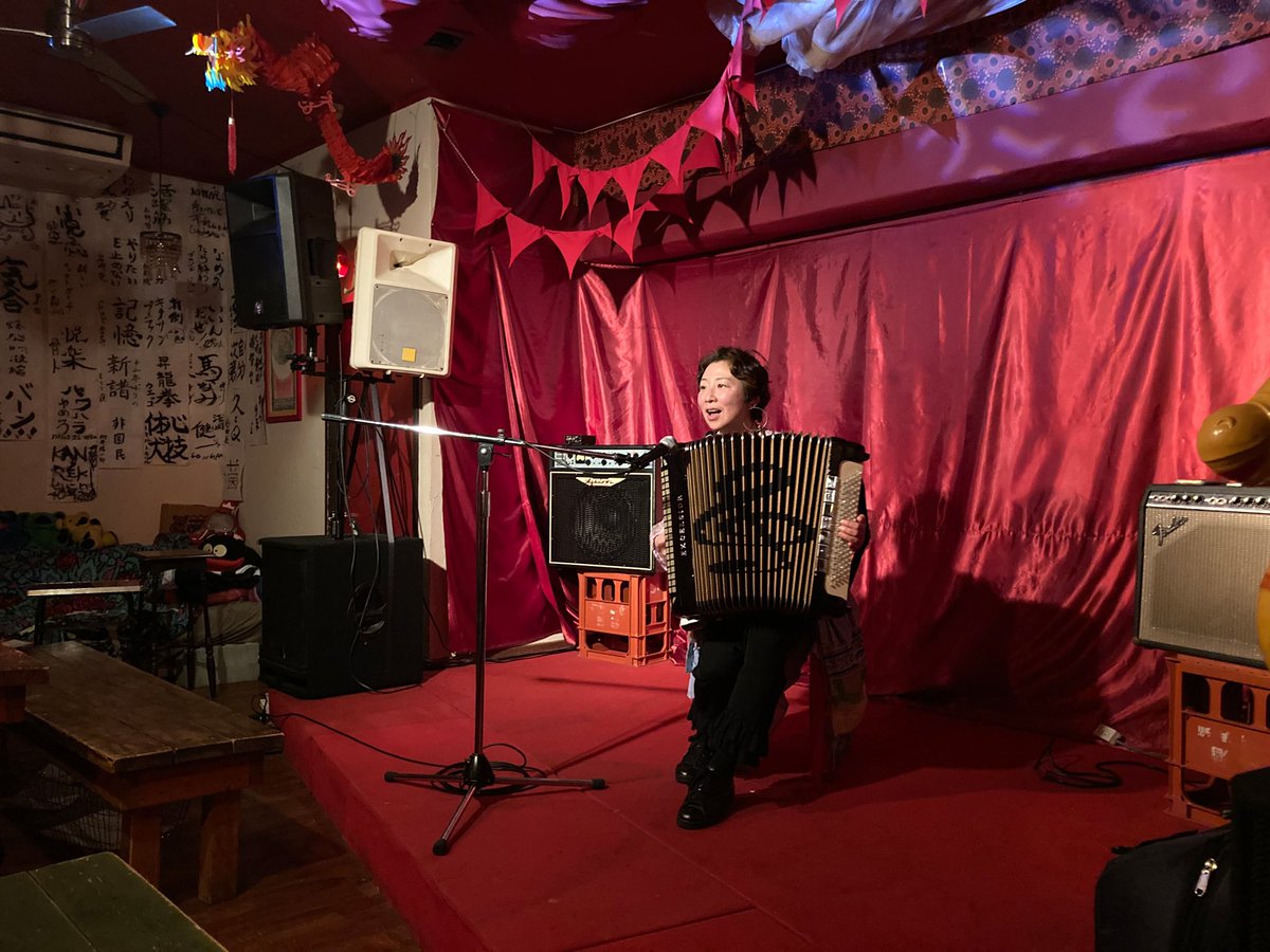 昨夜のムジカジャポニカ、
めっちゃ楽しく過ごさせて頂きました♪
店主せいこさんのマジで美味しいおばんざいの数々…
私の大好きなジャガイモ料理も絶品♪幸せ〜☆
食べて飲んで喋って、
アコーディオンも色々と弾きました☆
お越しくださったみなさま、
本当にありがとうございました！