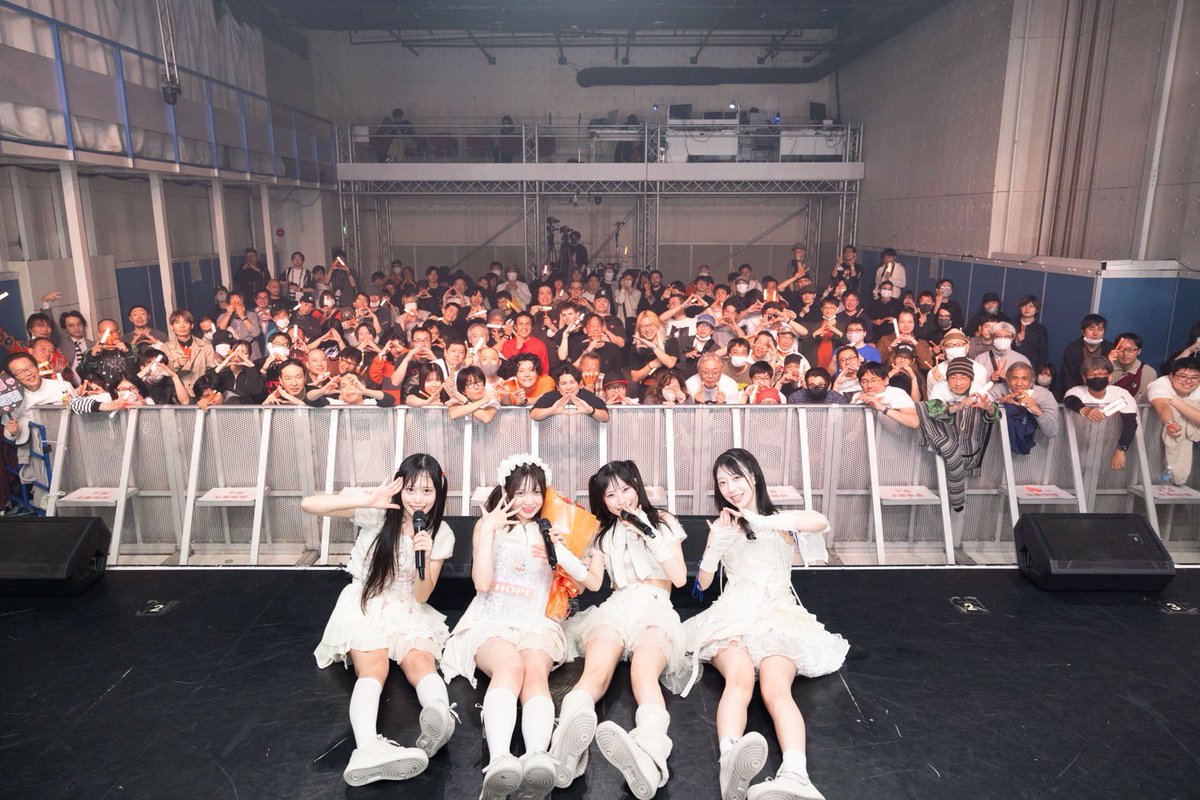 FOKALITE_AQBI's tweet photo. ／
Aperture 08 - hallucinorange: fizzy
at 白金高輪SELENE b2
＼

タマネ生誕、お祝いに駆けつけてくださった皆さん、ありがとうございました🍊
素敵なフラワースタンド、アルバム、花束とたくさんのご準備に感謝です🫶🏻

ゲストにはタマネが兼ねてから交友のあるSITUASION(@SITUASION_INFO)さん、メンバー羽柴愛実(@SITUASION_AMI)さん。
そして羽柴さんを含めた、タフ組として小笠原唯(@YUI_FIRS)さんに出演いただきました🎉

3人でのコラボにてSITUASIONさんの「KOKURYU」を披露！
タマネ自身での振り付けとなる新曲「九十九Programs」初披露！
そして久しぶりのこの対バンが実現！
鼓動と声がドシドシと響いていました🔥
ありがとうございました🥳

《 SETLIST 》
01. 甘噛みTiger
02. 落雷
03. わっふ〜宇宙避行
04. 三千世界カタストロフィ
05. Kick the rain
06. ユメウツツ
07. バビデ・ビタミン
08. Prayer
09. ∞ o’clock
10. 最愛我儘
11. Aperture

#FOKALITE #タマネ #FOKALITE_SETLIST