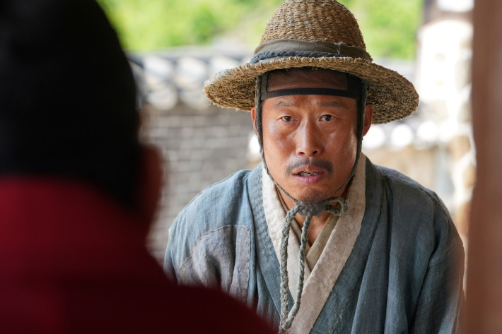 왕이 아니고, 신하도 아니고, 그냥 촌장이다. 유배자를 보호하고 감시할 책무를 부여받은 촌장이 신분과 나이를 뛰어넘어 단종과 교감한다. 역사에서 '양배추' 같은 사람. 

주인공이 아닌데, 그가 없었으면 이야기 자체가 성립하지 않는다. 삼족이 멸해질 수 있는 위험 속에서도 단종의 시신을 수습한