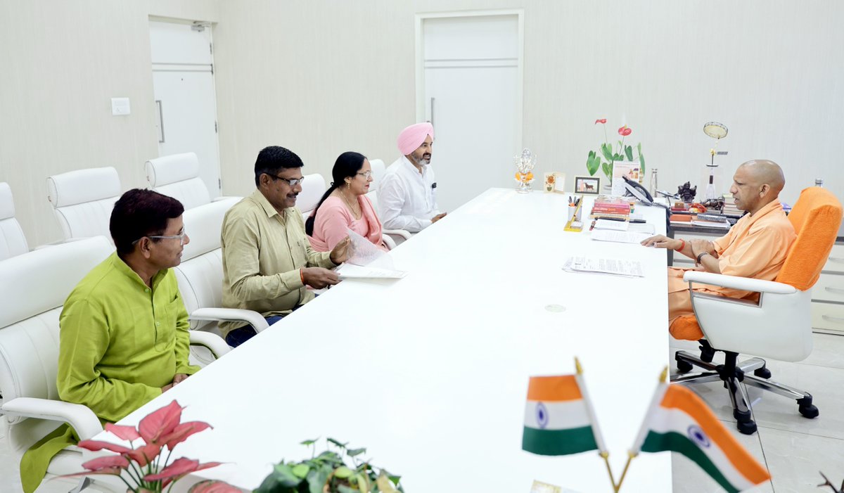 मुख्यमंत्री श्री <a href="/myogiadityanath/">Yogi Adityanath</a> जी महाराज से आज लखनऊ में जनपद पीलीभीत की जिला पंचायत अध्यक्ष डॉ. दलजीत कौर जी ने शिष्टाचार भेंट की।

इस अवसर पर उनके पति डॉ. गुरभाग सिंह जी, आदर्श समायोजित शिक्षक/शिक्षामित्र वेलफेयर एसोसिएशन, उत्तर प्रदेश के प्रदेश अध्यक्ष श्री विश्वनाथ सिंह