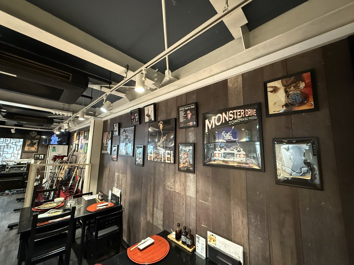 TETSUAI6's tweet photo. そして、布袋ファンとしては見過ごすことが絶対にできないお店の中😳
ワイルドはほぼ本物カスタム
Black Fireとか売ってるんだ🤣
アコースティックかっけーな🤣
ただ、財力だけではない、ファンのしての歴史と重みをひしひしと感じる事ができました。
聖地認定してもいいかも😚
#布袋寅泰 https://t.co/LRvwSY8md3