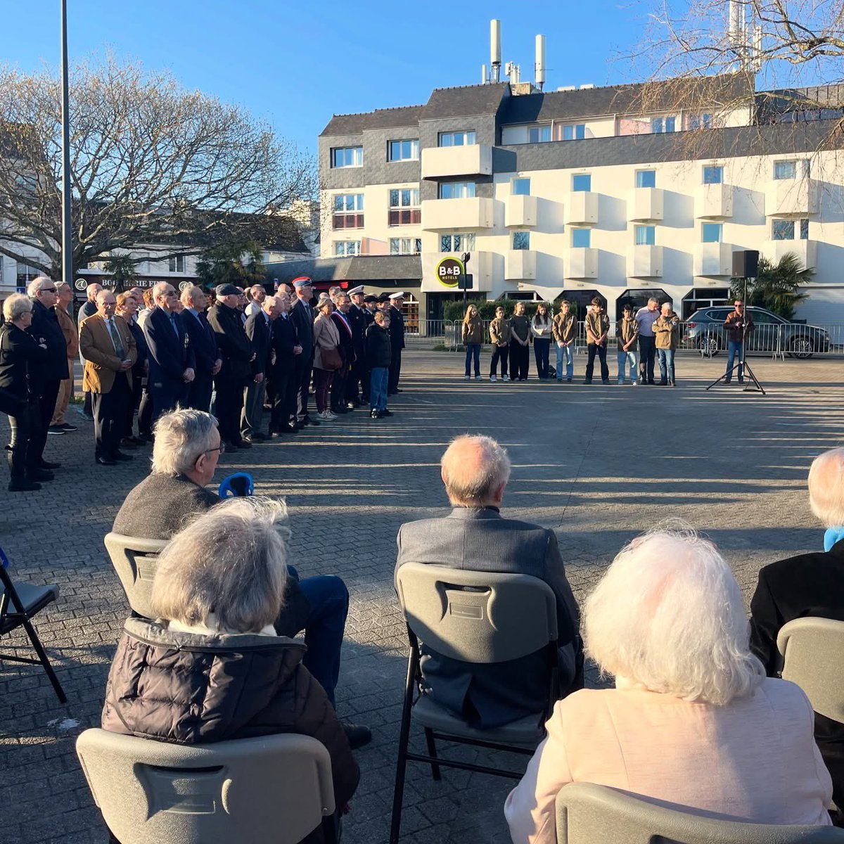 RonanLoas's tweet photo. 🇫🇷 À Ploemeur, commémoration du 19 mars pour honorer la mémoire des victimes de la guerre d’Algérie. Merci à la classe défense du collège Jean Paul II, à Serge Malard, à Léon, aux élus, anciens combattants, associations et porte-drapeaux. Fier d’être présent. #DevoirDeMémoire https://t.co/KLbBFtLmwR