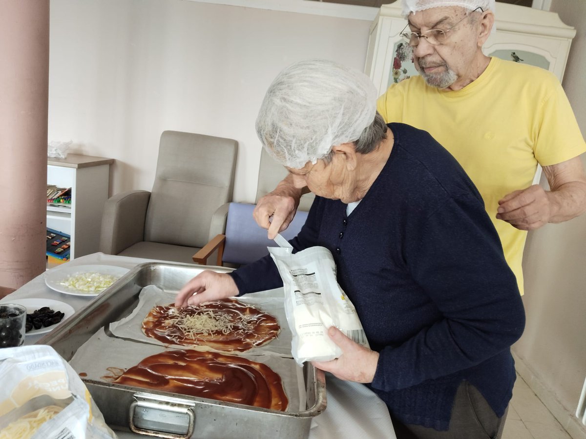 ResVirgenBustar's tweet photo. Recordando nuestro taller gastronómico del pasado miércoles! 🍕✨ Todavía nos relamiéramos pensando en las excelentes pizzas que preparamos. 👨‍🍳
Pusimos especial atención en cuidar la materia prima y el esfuerzo valió la pena: ¡quedaron riquísimas! https://t.co/6YUo2dTpBI