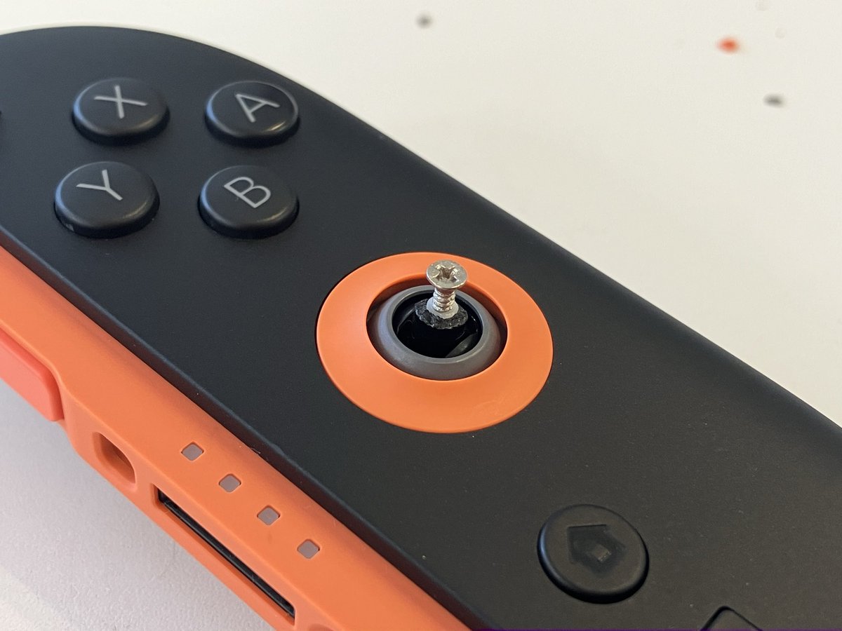 Switch2のコントローラー修理🪛子供が落としてスティックが吹っ飛びプランプランの状態に😰
どうやら軸の中にバネが仕込んである構造っぽいけど頭が見つからないので、ギターの弦でバネを自作して内部に仕込んでみた😎🎸無事に使えるようにはなったけど…スティックの頭が小さくなって指が痛い😂