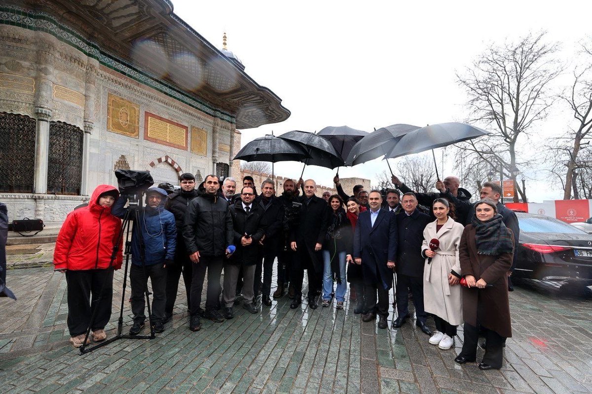 fuatoktay's tweet photo. 📍Ayasofya-i Kebir Cami-i Şerifi

Bayram namazımızı TBMM Başkanımız Sayın Numan Kurtulmuş, Sanayi ve Teknoloji Bakanımız Sayın Mehmet Fatih Kacır ve Genel Başkan Yardımcımız Sayın Mustafa Demir ile birlikte Ayasofya-i Kebir Cami-i Şerifi'nde eda ettik.

Bu aziz mabedin manevi atmosferinde değerli vatandaşlarımızla bayram sabahının huzurunu yaşayıp, kucaklaşıp bayramlaşmak gönlümüzde unutulmaz bir iz bıraktı. 

Rabbim birlik ve beraberliğimizi daim eylesin... 🇹🇷