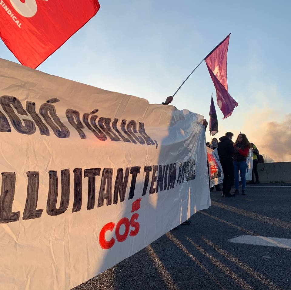 COSEducacio's tweet photo. "La llibertat és la quan comença l'alba en un dia de vaga general"

#VagaEducació #20M ✊️🚩 https://t.co/IIAuWHvUUa