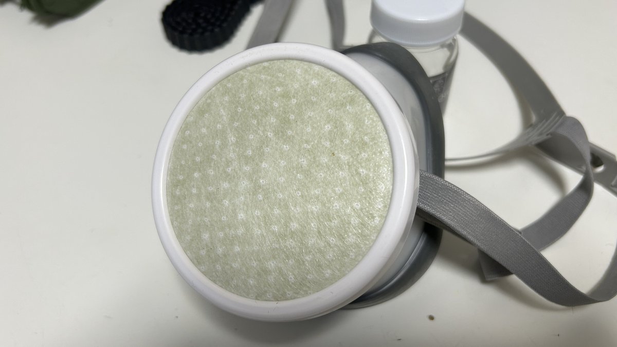 製作中のタミヤ製B1 bis、基本の塗装が完了。がっつり塗ったからか、買ったばかりの防塵マスクがこんな色に…💦