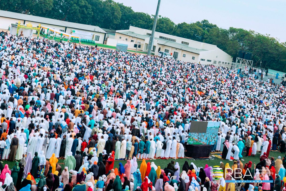 rbarwanda's tweet image. 🚨 AMAKURU AGEZWEHO 🚨

Mu gitondo cyo kuri uyu wa Gatanu, tariki 20 Werurwe 2026, Abayisilamu bo hirya no hino mu Rwanda, bifatanyije n'abo ku Isi yose, mu isengesho risoza ukwezi Gutagatifu kwa #Ramadhan.

Ku rwego rw'Igihugu, iri sengesho ryo kwizihiza Umunsi Mukuru uzwi nka