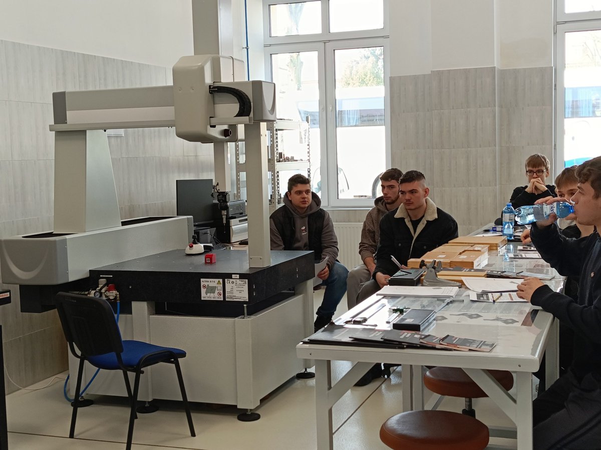 ZSTMechanik's tweet photo. Klasa 5M z wizytą w Katedrze Inżynierii Mechanicznej ANS w Pile -  https://t.co/nwbKtrSS1A 

#mechanik #piła #zst #modanamechana

Teoria spotkała się z praktyką! 11 marca uczniowie klasy 5M z Zespołu Szkół Technicznych w Pile wzięli udział w intensywnych warsztatach techn... https://t.co/S4SZgVjx34