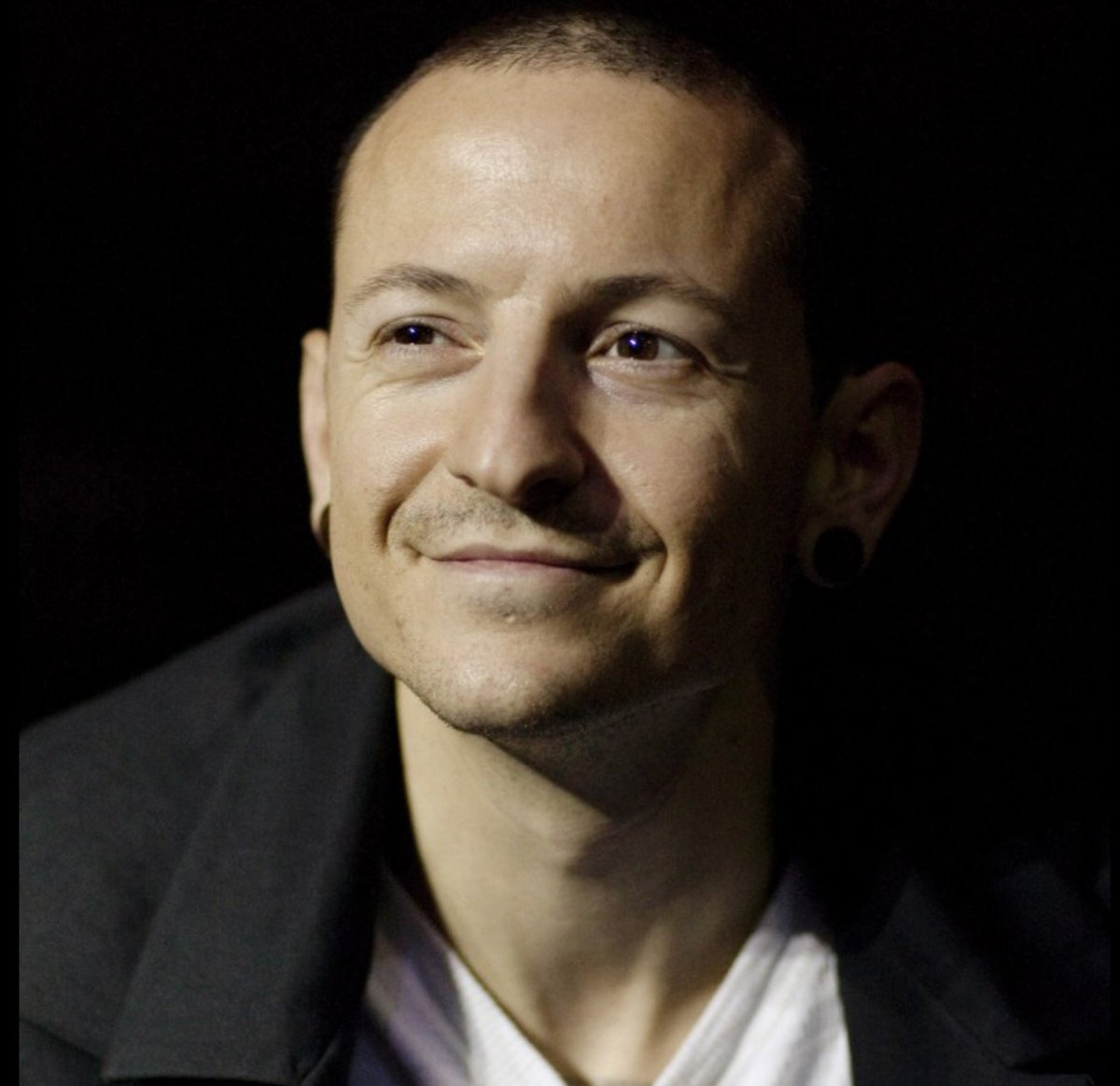 Linkin Park'ın eşsiz sesi Chester Bennington, yaşasaydı bugün 50. yaşını kutlayacaktı..  İyi ki geçtin bu dünyadan Chester.. 🖤