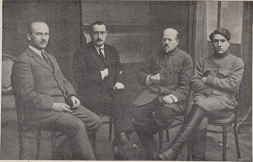 tufansisli2's tweet photo. Narkomnats (Milletler Halk Komiserliği) Komiserleri, 1923. Soldan sağa: Gustav Kasparoviç/Gasparoviç Klinger - Grigori Broydo (Zamnarkom'dan) - Mihail Pavloviç (Komintern Doğu Halkları Seksiyonu Hareket Sovyeti Başkanı) -Mirsaid Sultangaliyev #tkp #mustafasuphi #onbeşler #galiyev https://t.co/jBGtTtwQ32