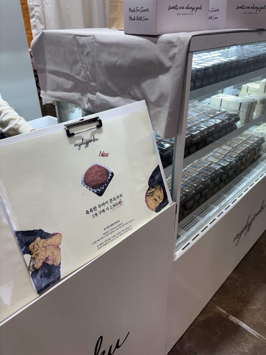 _im31s's tweet photo. トンソンロのドバイチョコもち屋さんで
本日から4/24まで一個2,900ウォンという
ポップアップストアがオープンしました！

今日16時20分訪問時、
かなりの個数残っていたので
相当な話題にならない限り
ゆっくり訪問して大丈夫そうです🙆‍♀️ https://t.co/bLlZ8GRH4h