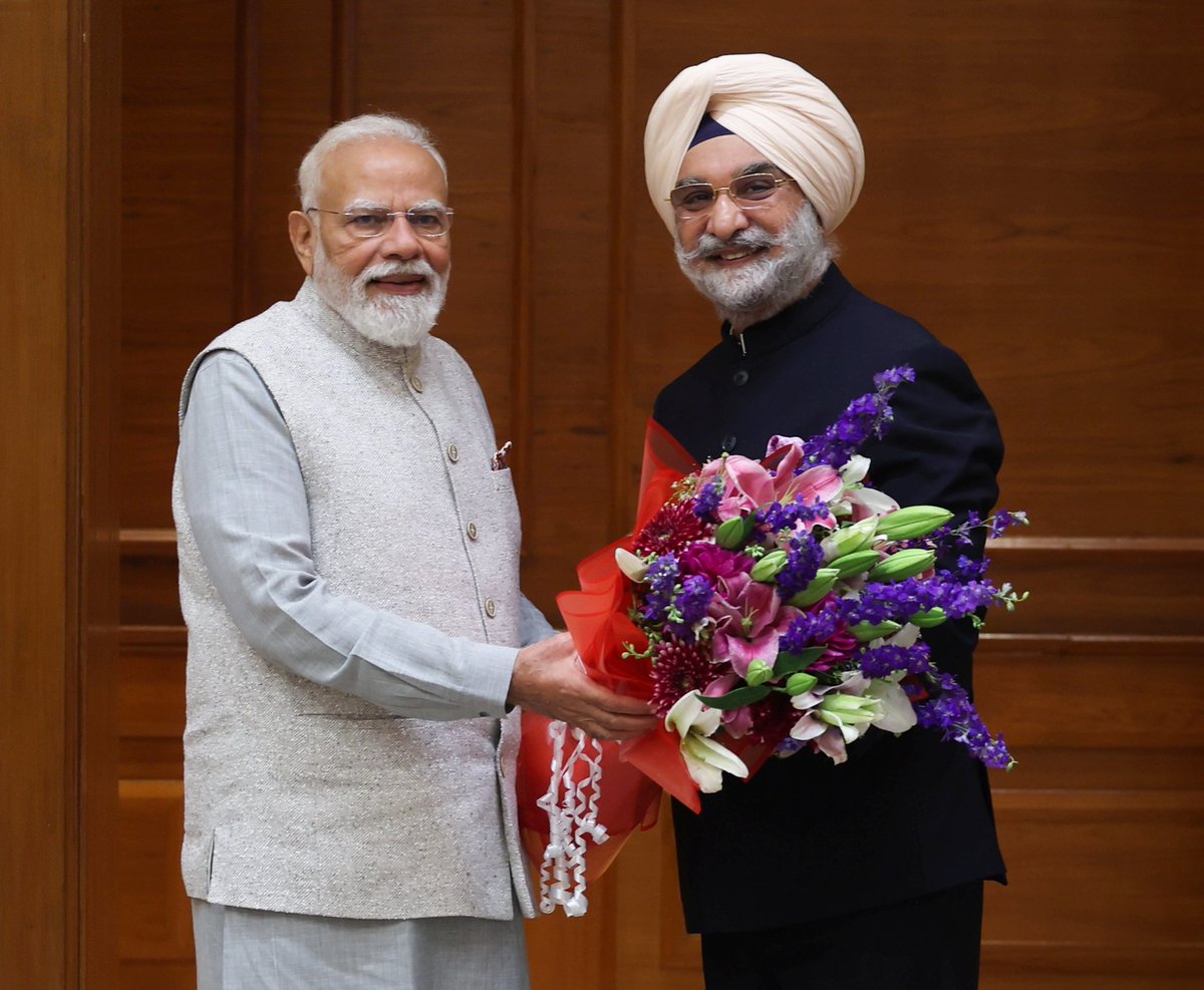 PMOIndia's tweet photo. Lieutenant Governor of Delhi, Shri @SandhuTaranjitS met Prime Minister @narendramodi.

@LtGovDelhi https://t.co/S98ATGlBrm