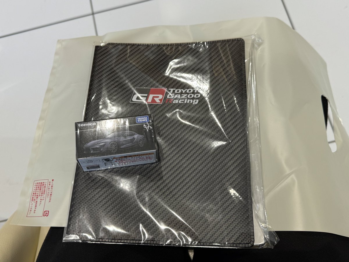 衝動買いしちゃいました
この車検証ケースを代々受け継いでいくことにしよう