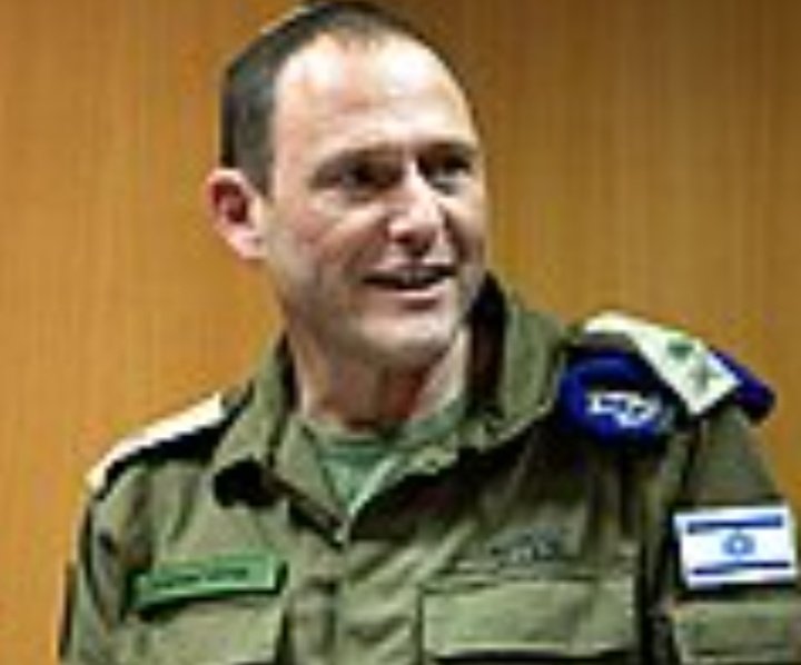 yosishahbar's tweet photo. תחשבו על זה... 
קצין צהל נתפס מצולם גונב תחמושת צה"לית ורכוש של חייל תחת פיקדו ולא מועמד לדין ולא נשללו דרגותיו... 
והאיש... הממונה על מערכת המשפט בצבא (הפצ"ר) סוגר את התיק כלאחר יד... 
וכל זה למה... 
אותו פצ"ר חבר של אימא של הגנב שהיא הממונה על הפצ"ר ועל כלל מערכת המשפט בישראל.
רק שתבינו...