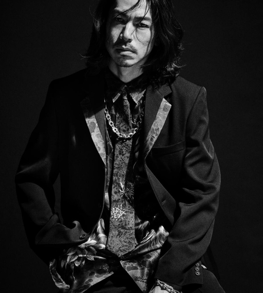 FashionPressJP's tweet photo. ヨウジヤマモト×映画『BROTHER』ジャケットやアクセサリー、山本耀司による劇中衣装を再構築 - https://t.co/f1CfijpcA3 https://t.co/a28zNEbG4x