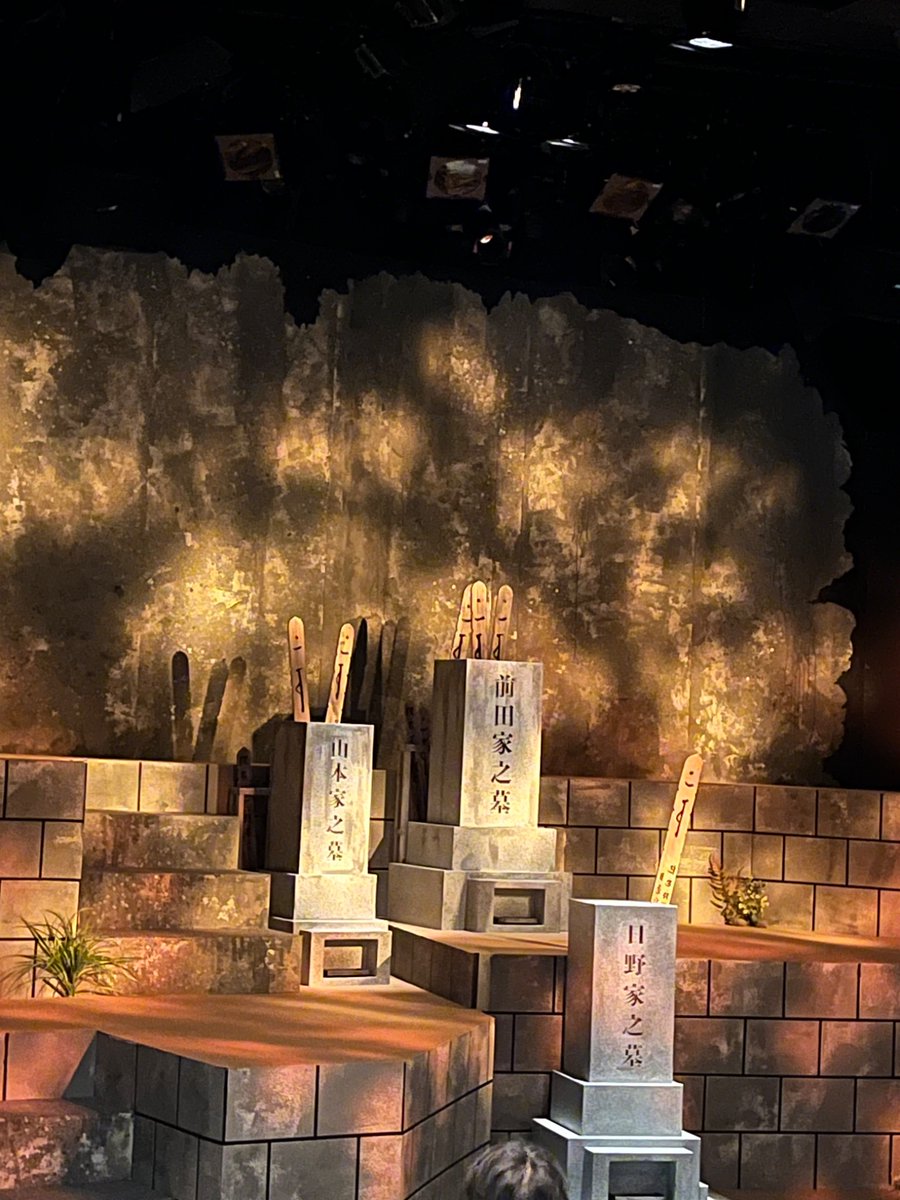 #エナメル墓女
『墓場、女子高生』
テアトルBON BON

墓場で遊ぶ女子高生達。何故遊んでいるかと言えば、自殺した友達のお墓だから。そのうち死者を生き帰えそうとする。奇想天外な物語り。生き返った人はどう思うのか？