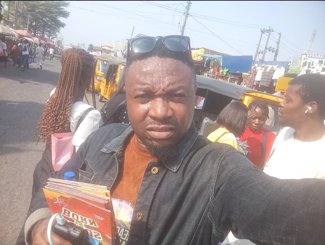 kingingdoreen's tweet photo. 🤓 My darling husband inside 🔥 sun, doing the Lord's business 😅 Single sister, In that your check list, add that the man must love God and be humble. E GET WHY. 
#marriage #Loveworld #rapture https://t.co/CKZdNsjWCd