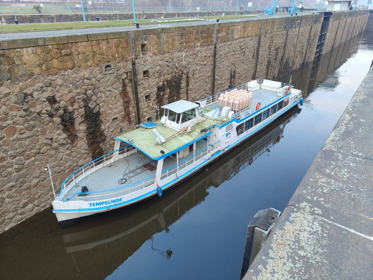 P_Studnicka's tweet photo. #Labe 🛳| Loď Tempelhof pro výletní plavby po Labi plula od Berlínských jezer🇩🇪 a již vplula na 🇨🇿 území do úseku Porta Bohemica. Loď Svatý Václav obohatí od letošního léta nabídku atrakcí podél Labská stezka nejen mezi #Čelákovice a Brandýsem nad Labem-Starou Boleslaví. https://t.co/GXBdmnPReT
