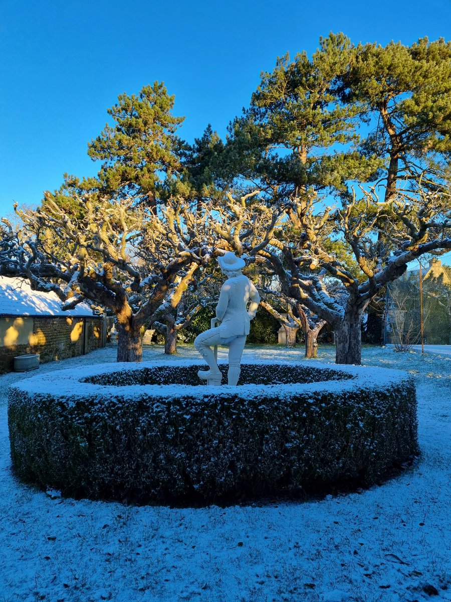 Haddonstone tweet media