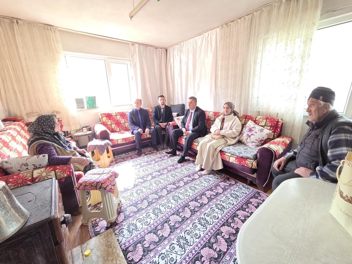 mengengovtr's tweet photo. 📌 Kaymakamımız Sayın Sercan Yıldız, eşi Sayın Fatma Nur Yıldız ve Belediye Başkanı Vural Turan ile kurum amirlerimizin katılımıyla aziz şehitlerimizin kıymetli aileleri ve kahraman gazilerimiz ziyaret edildi.

🪻 Gerçekleştirilen ziyaretlerde şehit aileleriyle yakından ilgilenilerek hal ve hatırları soruldu, gazilerimize ise minnet ve şükran duyguları ifade edildi.

🇹🇷 Ziyaretlerde, devletimizin her zaman şehit yakınları ve gazilerimizin yanında olduğu vurgulanırken, bu anlamlı buluşmaların birlik ve beraberlik duygularını pekiştirdiği ifade edildi.

@_sercanyildiz #mengen #aşçılardiyarı