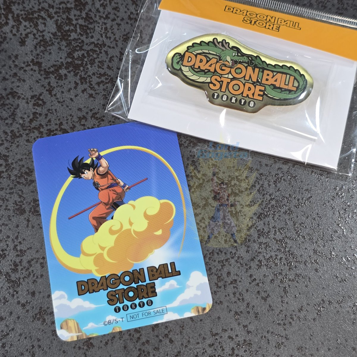 Aujourd'hui séance unboxing de colis.
Se plonger dans sa passion sa fait vraiment du bien 😊

Petit item dans le colis du japon avec ces 2 items du Dragon Ball Store.
Pin's sous l'enseigne du magasin
Carte/sticker fourni au premiers acheteur dans le magasin.

#dragonballstore