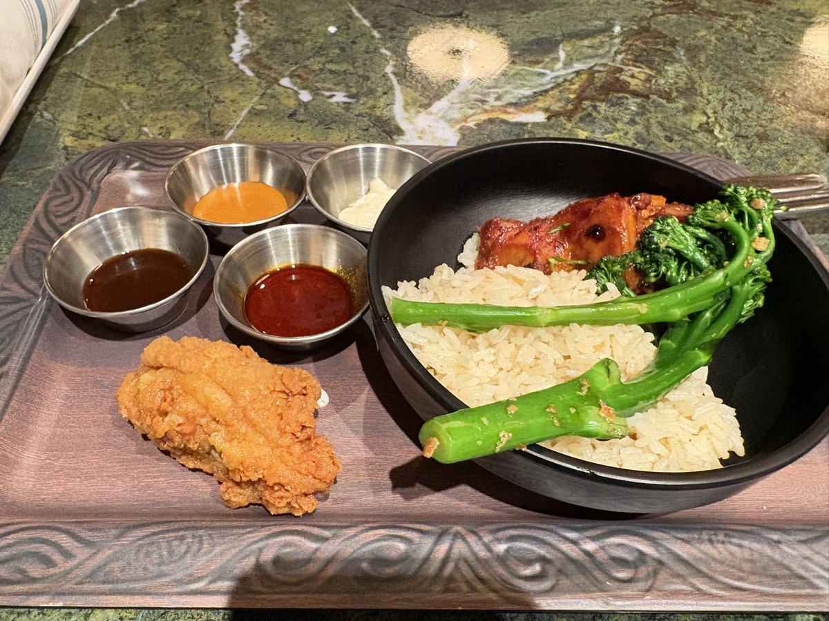mickeynet034's tweet photo. グランマタラではブロッコリーニとフライドチキンがおいしかったです！ソースの種類が豊富で、個人的なおすすめはハニーユズソースとコリアンBBQでした！#MNDCL https://t.co/vEt26Q0B1J