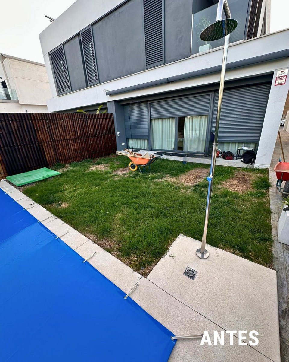 cesped_vgreen's tweet photo. Tu jardín con piscina no empieza por el agua, sino por el césped. 🌿 Opta por césped artificial que drene bien y sea cómodo. En Verdegreencésped, ofrecemos Realturf para un acabado natural y menos mantenimiento. ¿Lo diseñamos juntos? #CespedArtificial https://t.co/768HRkUITB
