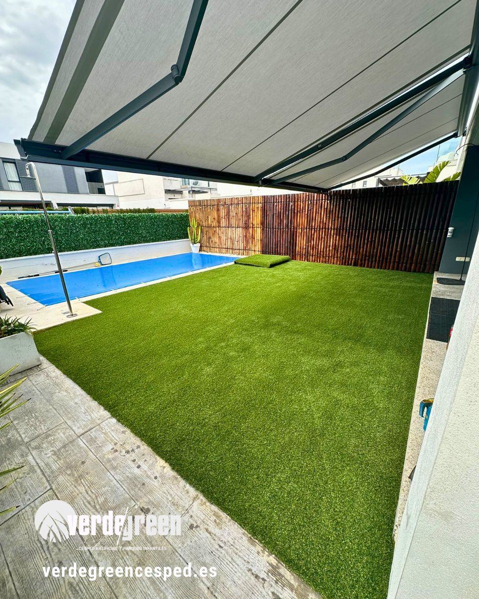 cesped_vgreen's tweet photo. Tu jardín con piscina no empieza por el agua, sino por el césped. 🌿 Opta por césped artificial que drene bien y sea cómodo. En Verdegreencésped, ofrecemos Realturf para un acabado natural y menos mantenimiento. ¿Lo diseñamos juntos? #CespedArtificial https://t.co/768HRkUITB