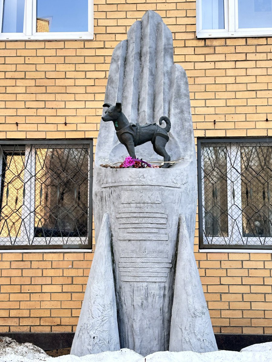 pallaroccia's tweet photo. Bizim de köpeğimiz Laika'nın isminin geldiği, uzaya çıkan ilk canlı Laika adına yapılan Moskova'daki anıt. Anıt, Laika’nın eğitildiği enstitünün (Havacılık Tıbbı Araştırma Enstitüsü’nün) hemen önünde yer alıyor. Yanında şu şiir yazıyor:

Sıradan bir Rus sokak köpeğiydi,
Ona büyük bir şeref düştü:
Ağır köpek hayatından
Uzaya zaferle tırmanmak.

Büyük Laika bilmiyordu,
Bir köpeğin anlaması zor zaten,
Hayatının kahramanlık olduğunu
Ve şanını kimsenin alamayacağını.

Gezegenin üzerinde uçtu,
Dürüstçe kendini feda etti,
Bilim için yandı gitti,
Sonsuza dek yıldız olarak kaldı.

“Büyük Laika” — V. Zapryagayev, Rusya Yazarlar Birliği üyesi