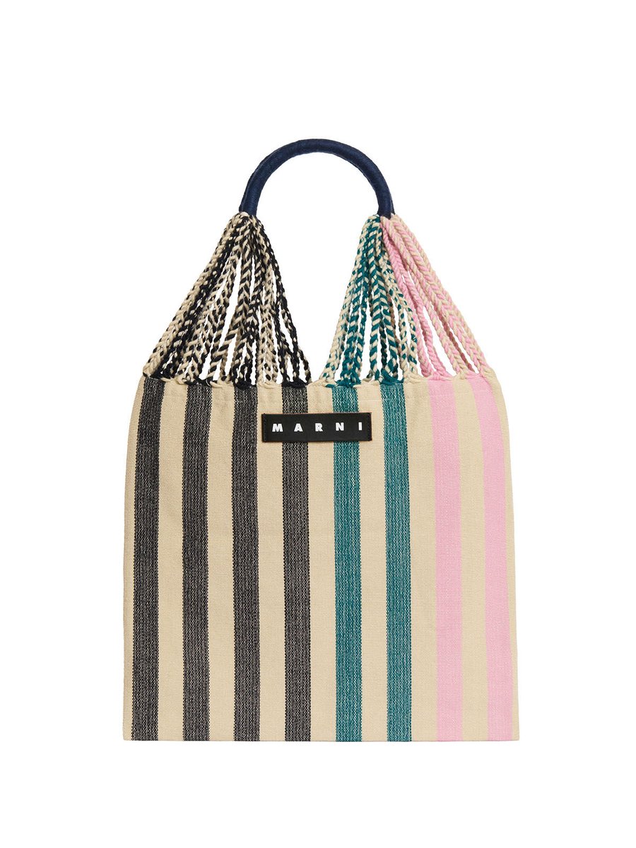 NumeroTOKYO's tweet image. 色とりどりのフルーツや花々に彩られたボタニックガーデン「マルニ マーケット」で春の装いを彩るバッグが続々登場！
#マルニ #marni

numero.jp/news-20260317-…