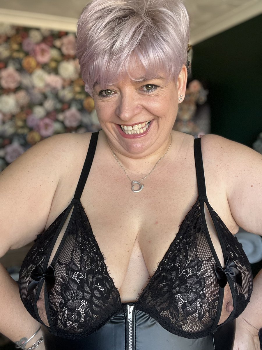 Mistresschloe tweet media