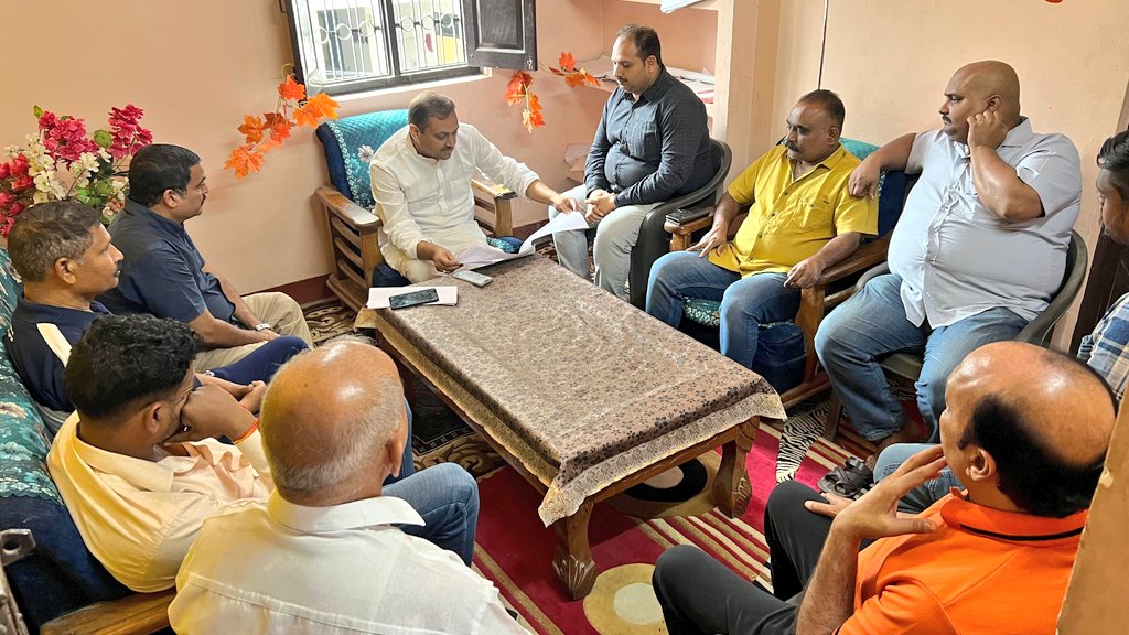 Awanish_Singh's tweet photo. आज लखनऊ में विभिन्न पार्षदगणों से मुलाक़ात कर आगामी स्नातक चुनाव को लेकर विस्तृत चर्चा हुई।

इस दौरान संगठन को मजबूत करने, युवाओं की भागीदारी बढ़ाने एवं स्नातक वर्ग की अपेक्षाओं को प्राथमिकता देते हुए प्रभावी रणनीति पर विचार-विमर्श किया गया।

#Lucknow #GraduatesElection  #Politics
