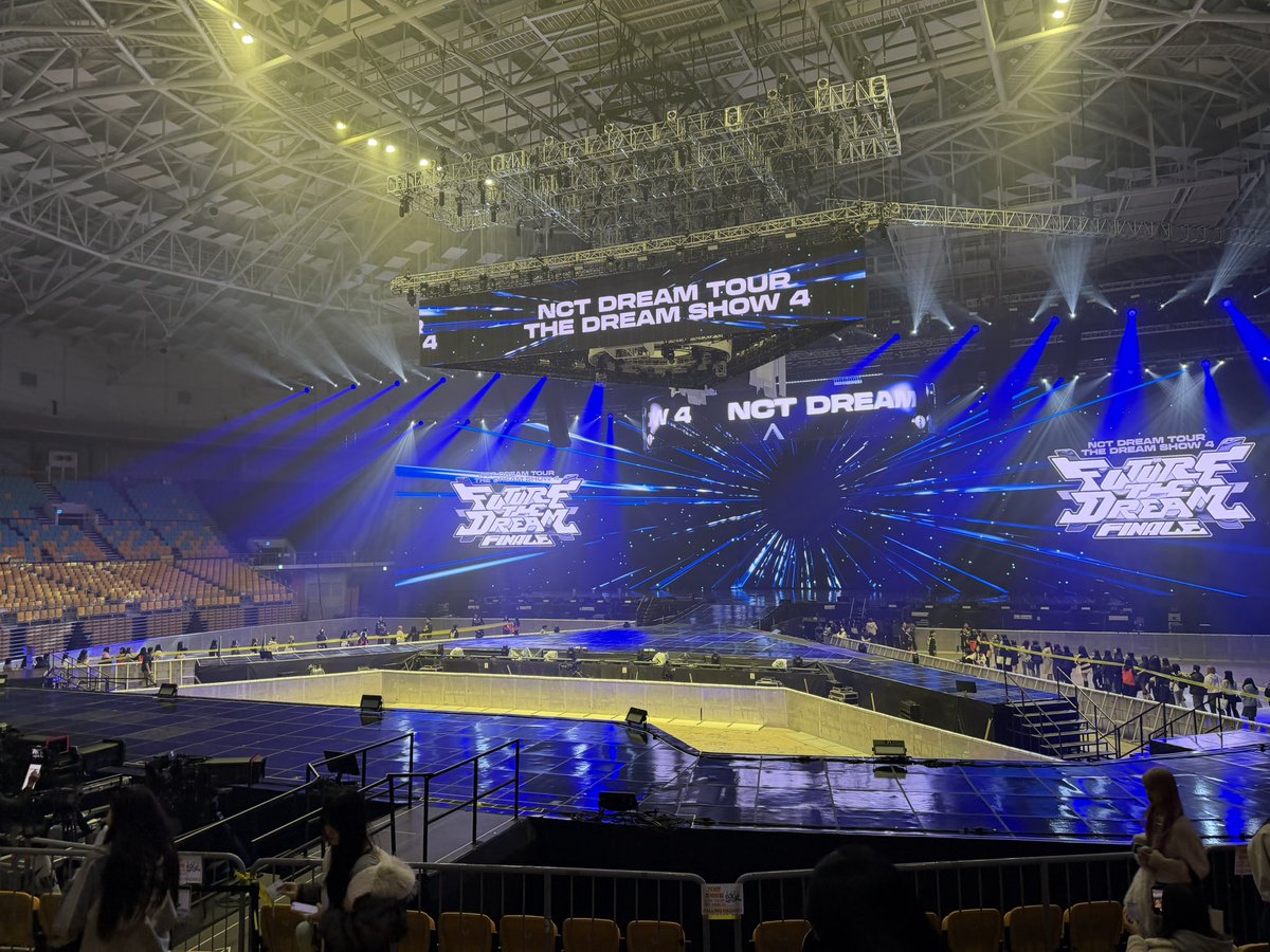 jisunqpawrk's tweet photo. finally dreamies gonna see the audience more clearly within close distance this time like they always want 😂 https://t.co/k1hj2rvcHk