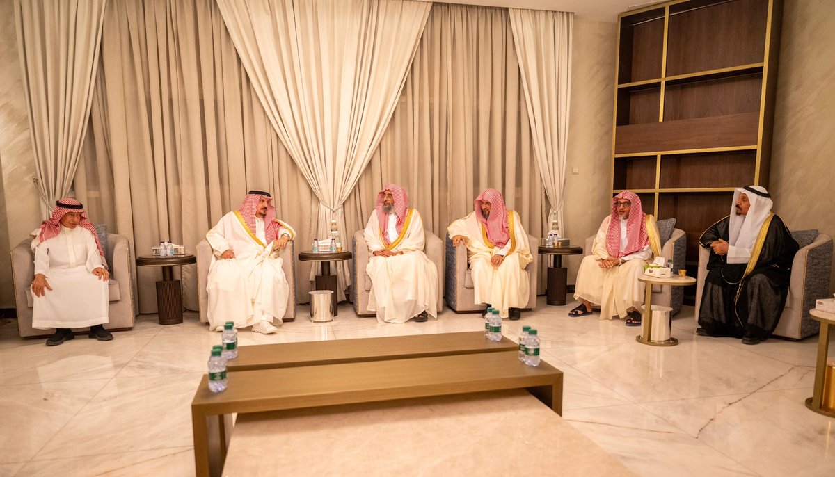 emara_alriyadh's tweet photo. سمو أمير منطقة #الرياض يزور أبناء الشيخ عبدالعزيز آل الشيخ -رحمه الله-.
https://t.co/Dz6jDxV1or

#إمارة_منطقة_الرياض https://t.co/0ktHvpWAEG