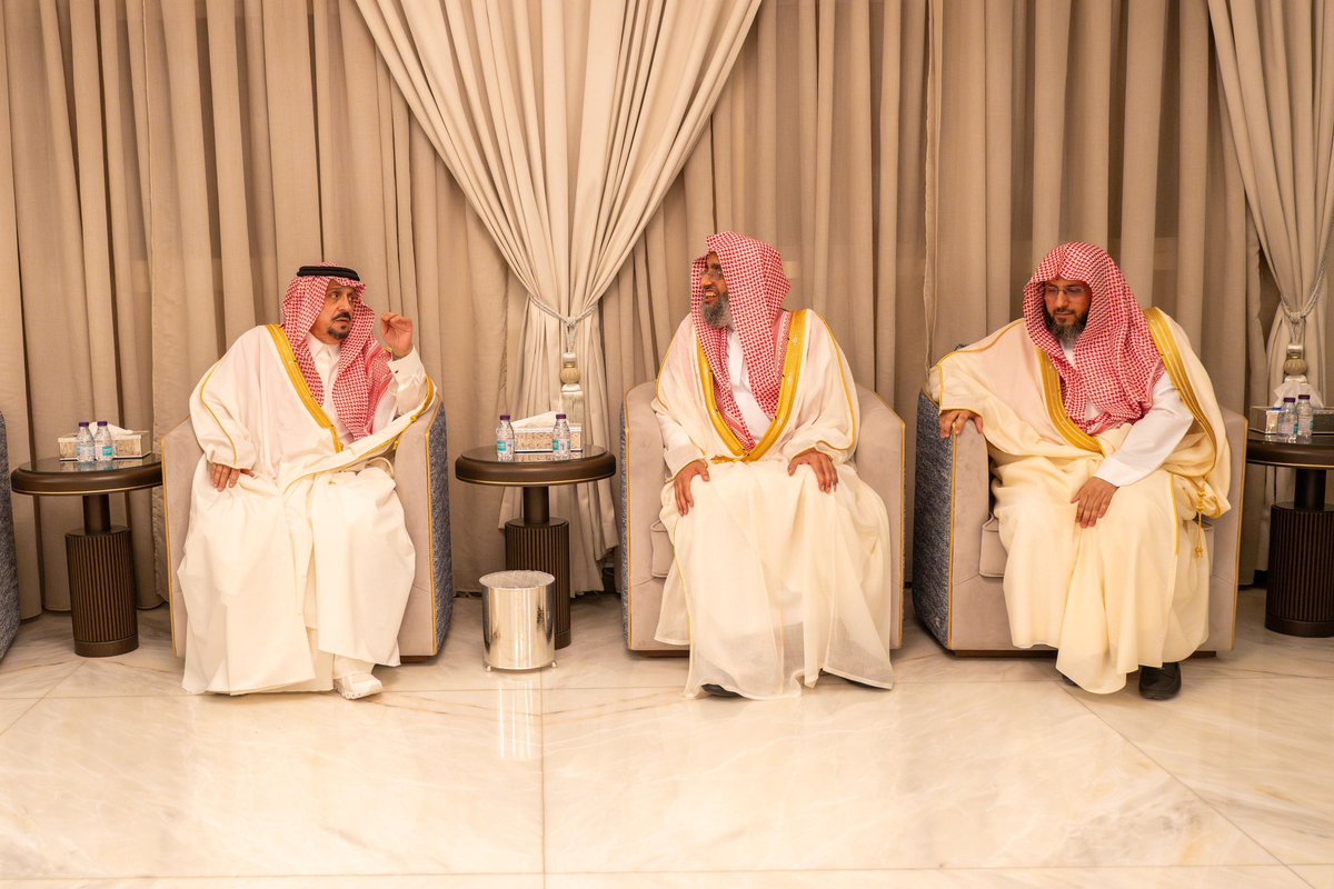 emara_alriyadh's tweet photo. سمو أمير منطقة #الرياض يزور أبناء الشيخ عبدالعزيز آل الشيخ -رحمه الله-.
https://t.co/Dz6jDxV1or

#إمارة_منطقة_الرياض https://t.co/0ktHvpWAEG