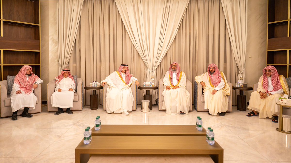 emara_alriyadh's tweet photo. سمو أمير منطقة #الرياض يزور أبناء الشيخ عبدالعزيز آل الشيخ -رحمه الله-.
https://t.co/Dz6jDxV1or

#إمارة_منطقة_الرياض https://t.co/0ktHvpWAEG